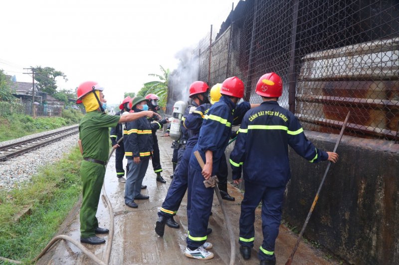Do có nhiều vật dụng dễ cháy nên đám cháy lan rộng, thiêu rụi cơ sở thu mua phế liệu.