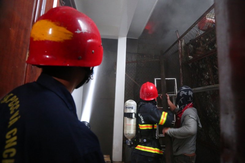 Vụ cháy lớn nên gần 3 tiếng đồng hồ, lực lượng chức năng mới khống chế được ngọn lửa.