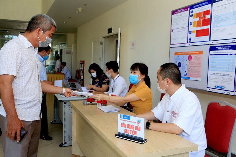 Trong ngày đầu, Bệnh viện Trung ương Huế đã tiêm chủng cho gần 1.000 CBNV.
