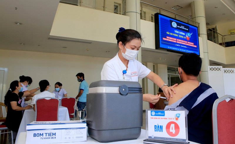 Tổ chức tiêm chủng vắc xin phòng COVID-19.