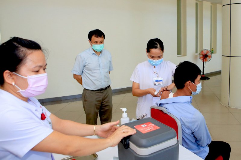 Lãnh đạo Bệnh viện Trung ương Huế chỉ đạo sâu sát tại các bàn tiêm.