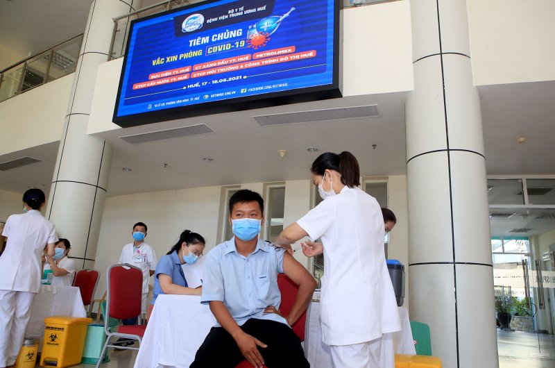 Người đi tiêm chủng đeo khẩu trang, thực hiện Thông điệp 5K phòng lây nhiễm dịch COVID-19.