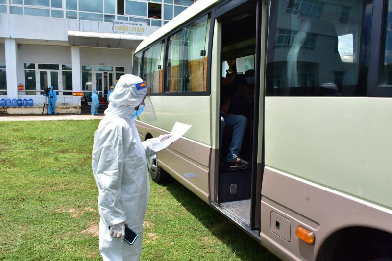 Sau khi làm thủ tục bàn giao, các công dân được đưa về khu cách ly Điền Hải, huyện Phong Điền.