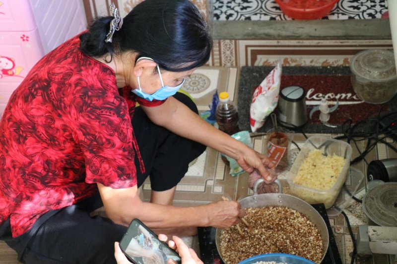 Cạnh Dao, Dương Thị Hồng Sương cùng mọi người trong nhóm bóc đậu phộng, rang muối... Mỗi người mỗi công đoạn chế biến nên món muối sả thơm lừng.