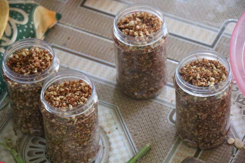 Những hộp muối sả này sẽ được các bạn gửi xe vào tặng bà con Sài Gòn, Đồng Nai trong mùa dịch.
