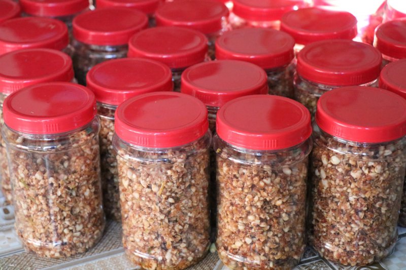 Các bạn trẻ làm món muối sả này do bảo quản được lâu cũng như thuận tiện trong việc vận chuyển.
