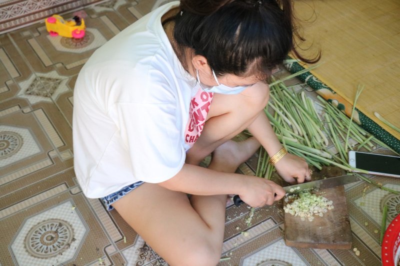 Vừa thái sả, Quỳnh Dao nói: “Sài Gòn, Đồng Nai những ngày này đang giãn cách xã hội, đời sống của người dân ít nhiều gặp khó khăn. Do đó, nhóm chúng mình lên kế hoạch làm muối sả gửi tặng bà con, giúp được việc gì thì giúp. Việc này xuất phát từ tâm của nhóm mình, Sài Gòn, Đồng Nai cũng là một phần máu mủ của dân tộc ta. Đồng thời, cũng tri ân bà con khi trong đợt lũ năm ngoái, họ ủng hộ gạo, mỳ tôm... cũng như không quản ngại đường sá xa xôi để ra miền Trung ủng hộ bà con vùng lũ”.