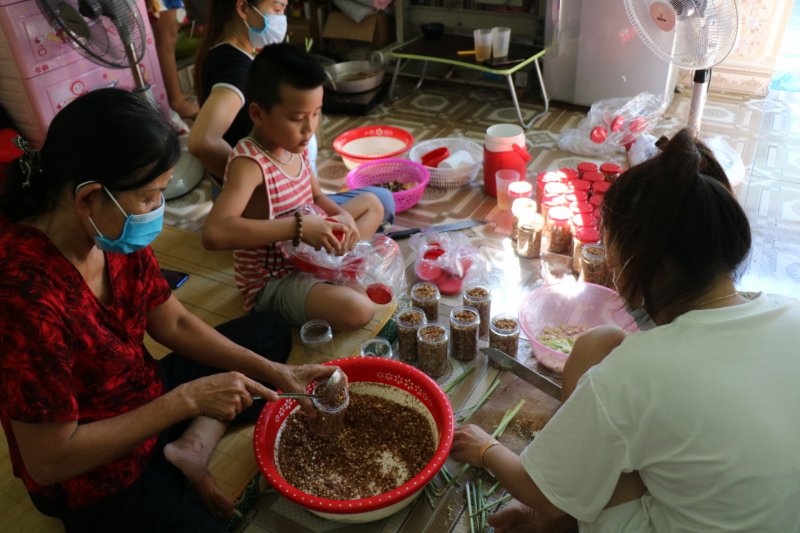 Theo ghi nhận của chúng tôi, các công đoạn được chế biến một cách đảm bảo vệ sinh.