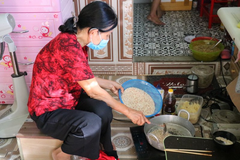 Trong mùa dịch, mọi người ai cũng mang khẩu trang khi chế biến món này.