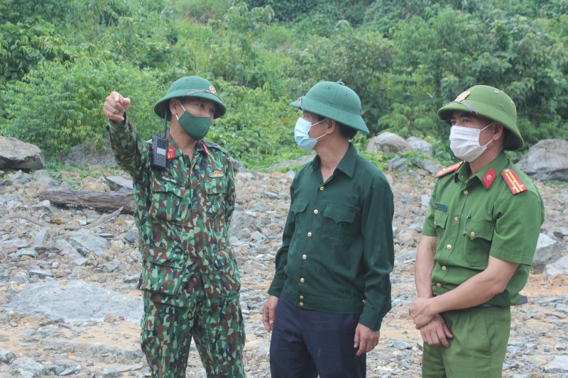 Ông Nguyễn Văn Phương, Chủ tịch UBND tỉnh Thừa Thiên Huế, chỉ đạo công tác tìm kiếm tại hiện trường.