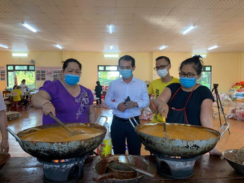 Không những động viên sự nỗ lực của mọi người mà Chủ tịch UBND thành phố Huế còn ủng hộ kinh phí cho nhóm.