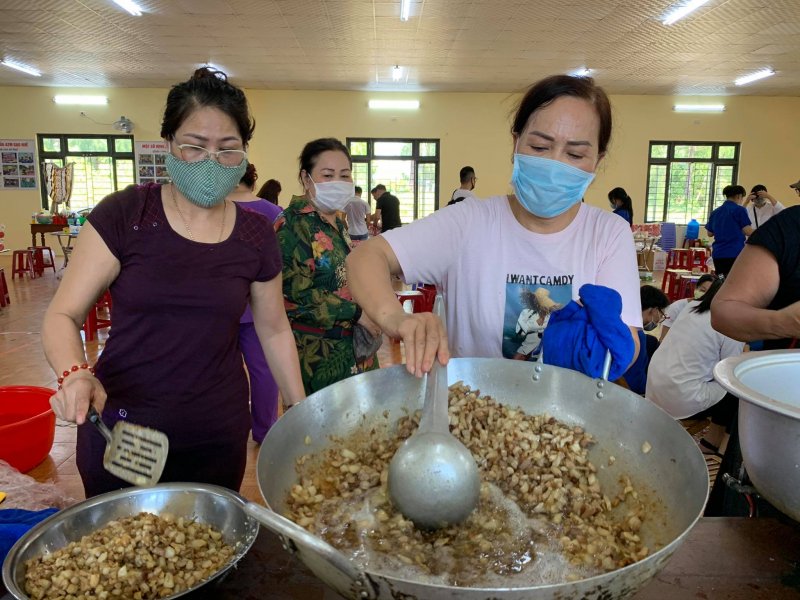 Các mẹ, các cô, dì hào hứng tham gia hỗ trợ nhóm.