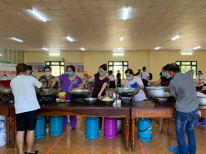 Thời tiết nóng oi bức nhưng mọi người không quản ngại vất vả, cố gắng vì mục tiêu 10.000 thẩu ruốc chấy mỡ.