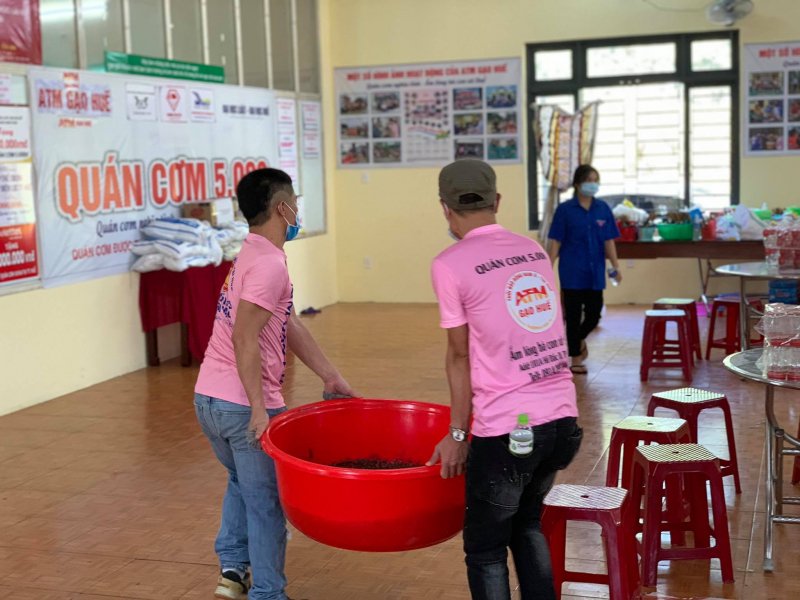 Công việc tuy có vất vả nhưng mọi thành viên nhóm ATM GẠO HUẾ đều đồng lòng vì người dân TP. HCM.
