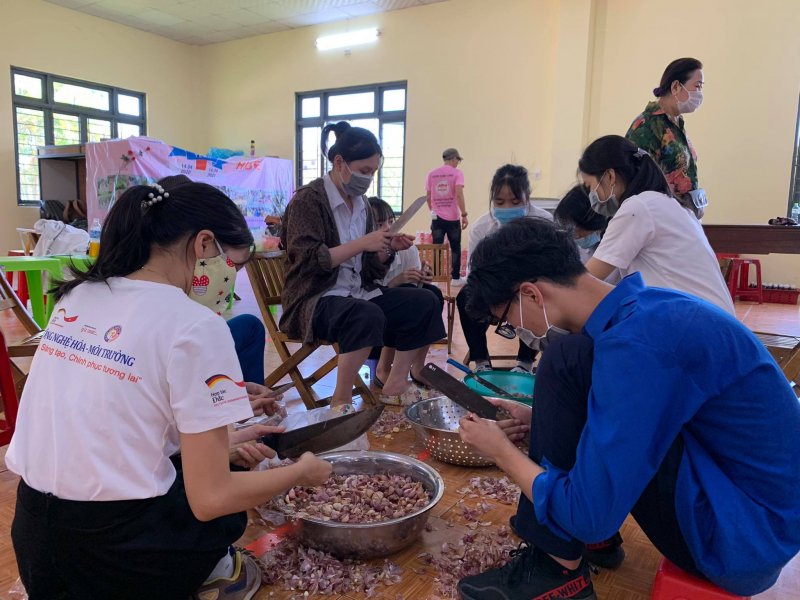 Rất đông các bạn sinh viên tham gia hỗ trợ chương trình.