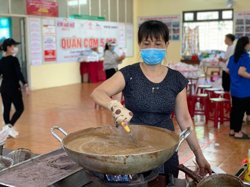 Kho ruốc cho đậm đà để món ăn thêm phần thơm ngon.