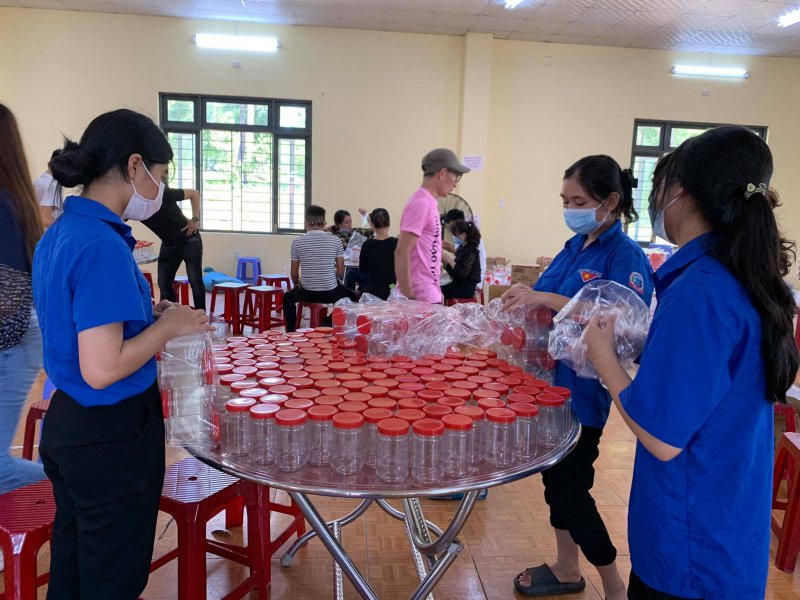 Chuẩn bị hàng ngàn thẩu sạch để đảm bảo vệ sinh.