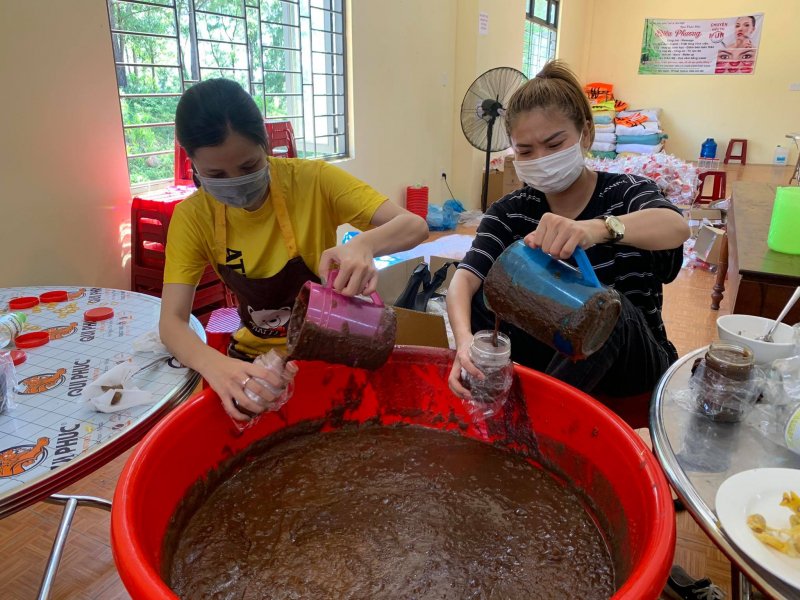Không ai bảo ai, mọi người lặng lẽ làm việc để gửi tặng bà con TP. HCM những thẩu ruốc thơm ngon.