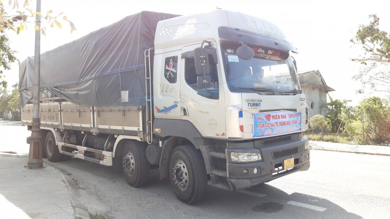 Nhiều người dân còn đóng góp tiền để có kinh phí làm 197 hộp muối sả, mua 200 hộp mắm dưa, 21 thùng sữa Fami, 200 gói xúc xích, 10kg cá cơm khô, nhiều bao chanh...
