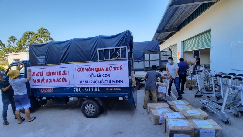 Sáng nay, nhóm ATM GẠO HUẾ, Trường ĐH Luật – ĐH Huế cùng các nhà hảo tâm gửi (đợt 1) bằng đường hàng không 3.000 thẩu ruốc chấy mỡ đến bà con TP. HCM.