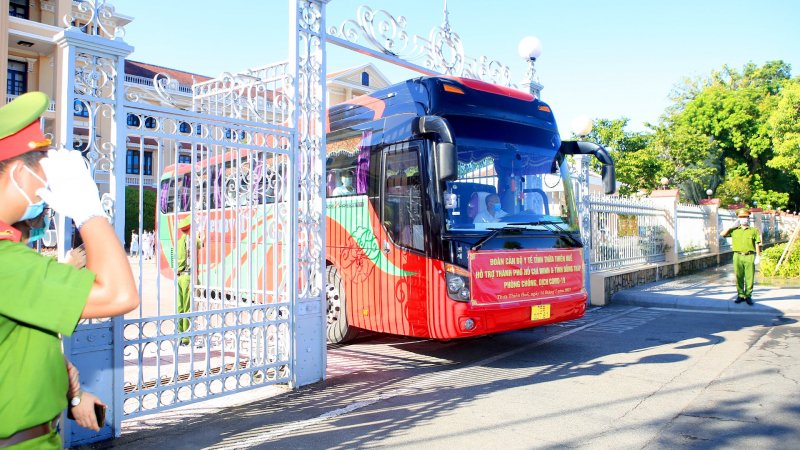 Bạn Lê Thị Phương Trinh, sinh viên Trường Đại học Y dược – ĐH Huế chia sẻ: 'Người dân TP. HCM đang cần chúng em, những anh chị đồng nghiệp trong tuyến đầu chống dịch cần được hỗ trợ. Đó là lý do chúng em tham gia tình nguyện. Trong chuyến đi này, em mong muốn góp một phần sức lực giúp đỡ người dân TP. HCM nói chung và đội ngũ y tế nói riêng sớm chiến thắng và đẩy lùi dịch bệnh'.