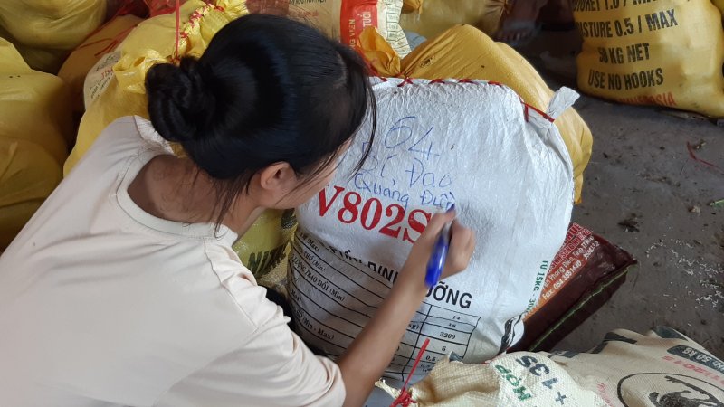 Những món quà mang đậm tình đồng bào.