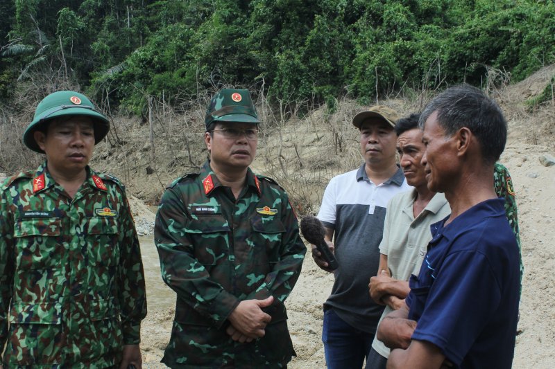 Thượng tá Ngô Nam Cường động viên người nhà các nạn nhân.