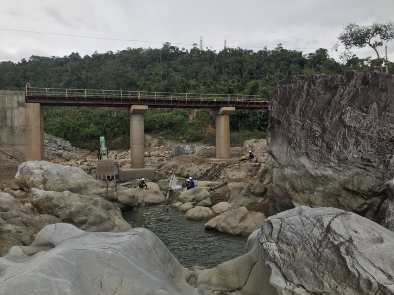 Tìm kiếm các vị trí còn nghi ngờ trên sông Rào Trăng.
