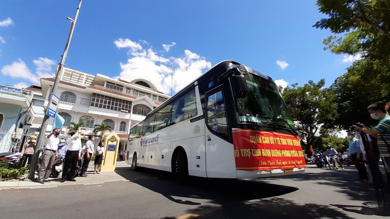 Một trong các chiếc xe chở đoàn cán bộ y tế Thừa Thiên Huế lên đường chi viện Bình Dương chống dịch.