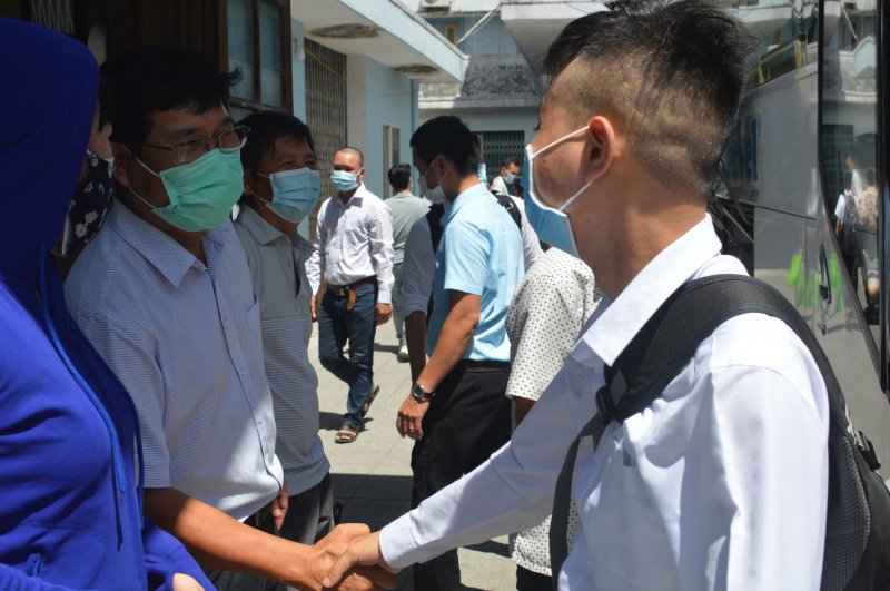 Bịn rịn phút chia tay.