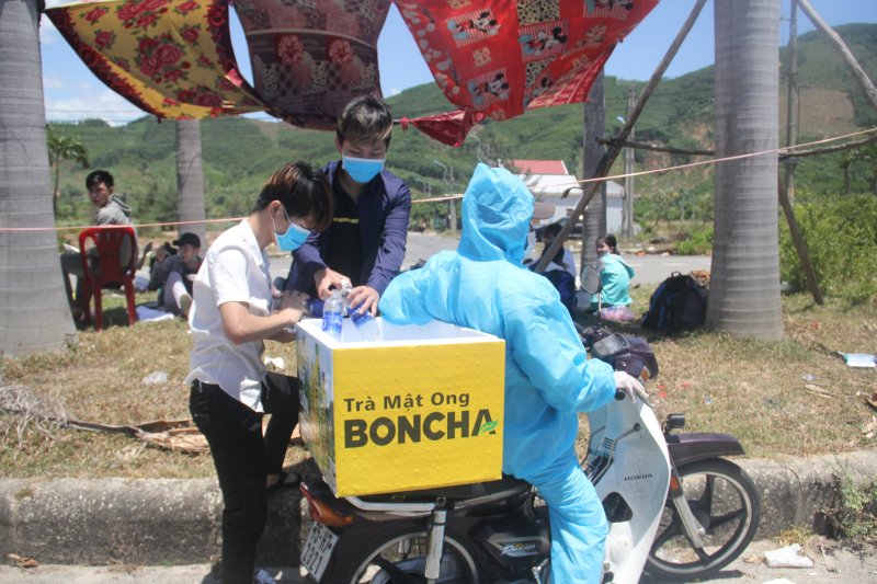 Lực lượng chức năng và người dân liên tục hỗ trợ người dân các loại thức ăn. Nhiều xe nước mía, nước trái cây cũng được chở đến để người dân giải nhiệt trong lúc chờ đợi.