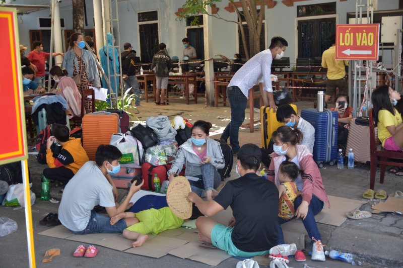 Tỉnh Thừa Thiên Huế khẳng định chính quyền đang đẩy nhanh tiến độ đưa những người yếu thế từ vùng có dịch trở về. Tuy nhiên, do điều kiện của địa phương, nhất là cơ sở cách ly có hạn nên địa phương này không thể đón tất cả mà ưu tiên đón người già, trẻ em, người mang thai, người yếu thế...