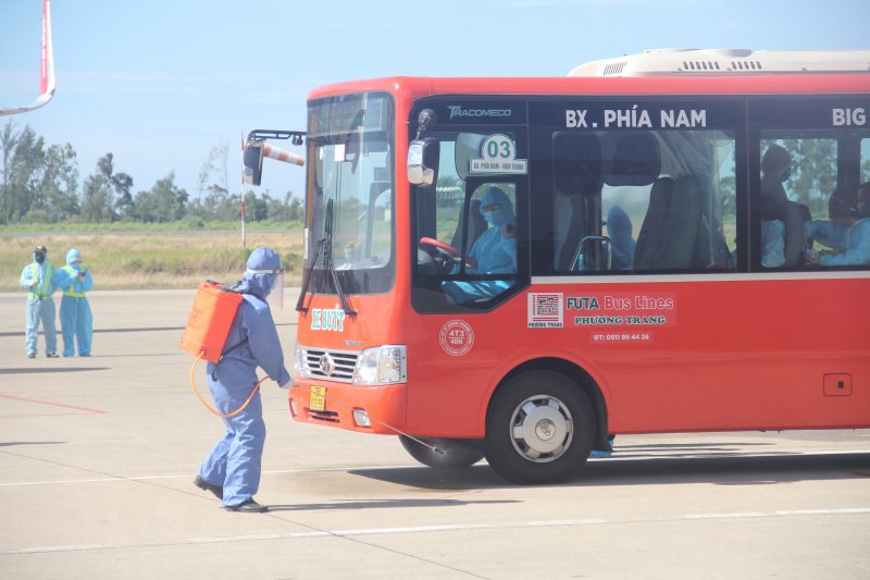 Khử khuẩn chiếc xe.