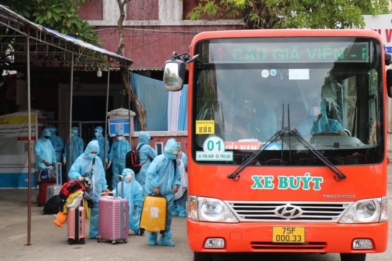 Sau khi xuống ga Huế, các công dân di chuyển đến các chiếc xe để được đưa đi cách ly tập trung.