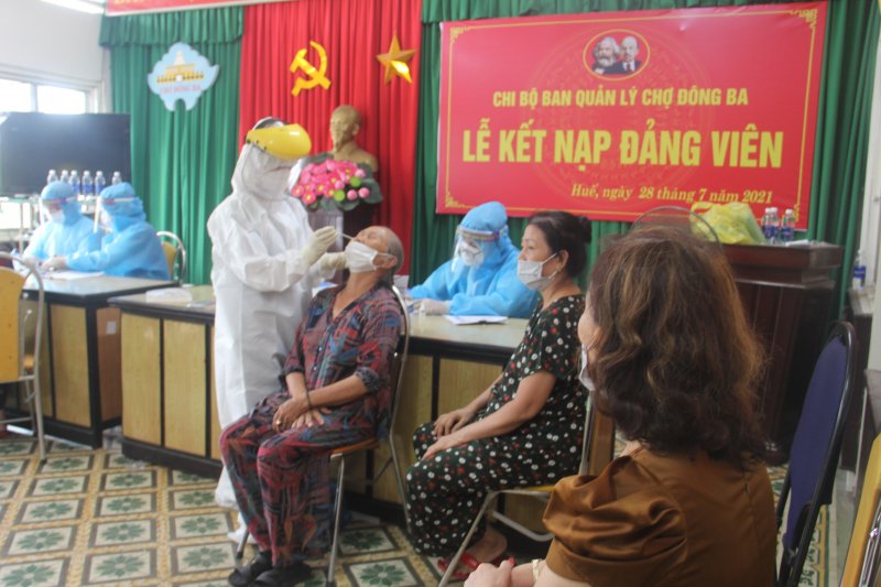 Ghi nhận tại chợ Đông Ba chiều cùng ngày, có rất đông tiểu thương đến tham gia lấy mẫu test nhanh kháng nguyên SARS-CoV-2.