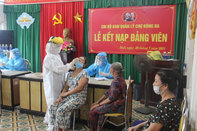 Do hiện nay lực lượng y tế các TTYT huyện/thị xã/thành phố Huế rất bận rộn tại các chốt và khu cách ly tập trung nên Sở Y tế tỉnh Thừa Thiên Huế đã giao cho Trung tâm Kiểm soát bệnh tật tỉnh có trách nhiệm huy động và điều phối lực lượng lấy mẫu đã được tập huấn từ các bệnh viện chuyên khoa, các cơ sở y tế tư nhân để hỗ trợ các TTYT tuyến huyện.