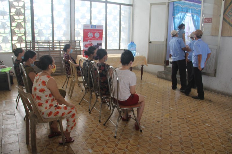 Tiểu thương chợ An Cựu chờ đến lượt lấy mẫu xét nghiệm sàng lọc COVID-19.