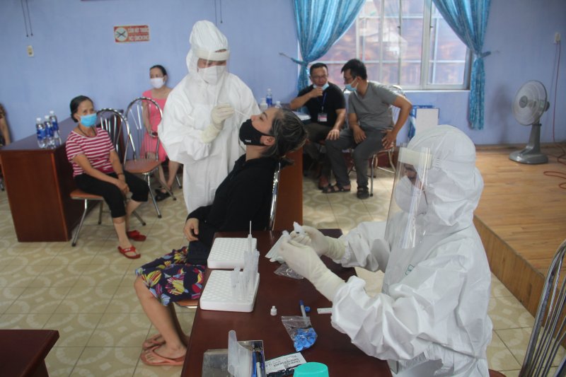 Số lượng lấy mẫu thực hiện test nhanh kháng nguyên SARS-CoV-2 ở các huyện đồng bằng là 150 - 200 mẫu/huyện; ở huyện Nam Đông và A Lưới là 100 mẫu/huyện.