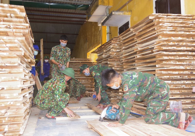 Cán bộ, chiến sĩ Kho Vũ khí, Phòng Kỹ thuật, Bộ CHQS tỉnh Thừa Thiên Huế đóng phản phục vụ công dân cách ly.
