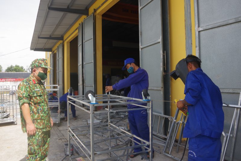 Ngoài sản xuất giường, cán bộ, chiến sĩ Trạm sửa chữa còn làm mới hơn 100 xe đẩy cơm 3 tầng để phục vụ công tác đưa cơm cho công dân được thuận tiện.
