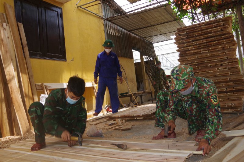 Cán bộ, chiến sĩ Kho vũ khí, Phòng Kỹ thuật tổ chức đóng 500 chiếc phản gỗ phục vụ công dân.