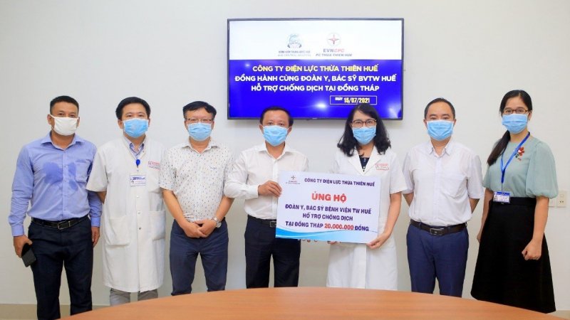 Cty Điện lực Thừa Thiên Huế ủng hộ Đoàn y bác sĩ Bệnh viện Trung ương Huế tham gia chống dịch tại miền Nam.