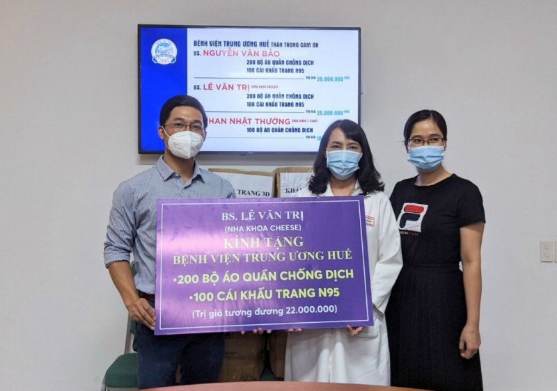 Bác sỹ Lê Văn Trị trao tặng áo quần bảo hộ, khẩu trang N95.