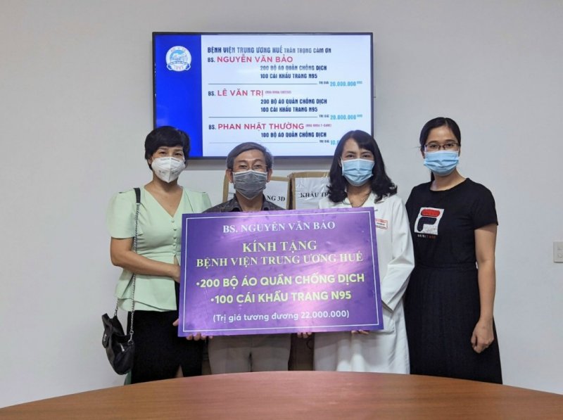 Bác sỹ Nguyễn Văn Bảo trao tặng 200 bộ áo quần bảo hộ và 100 khẩu trang N95.