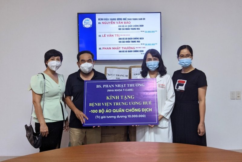 Bác sỹ Phan Nhật Thường trao tặng hàng chống dịch.