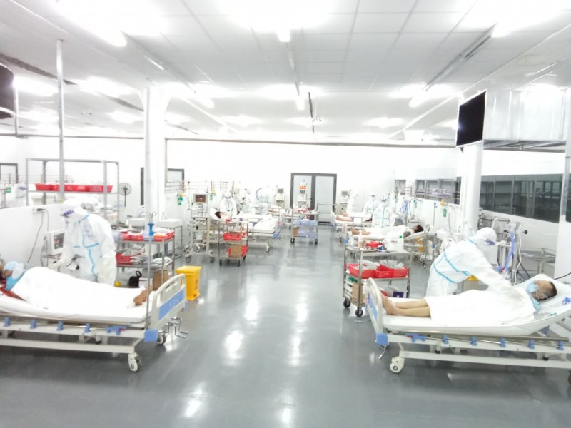 Theo lãnh đạo Bệnh viện Trung ương Huế, trong giai đoạn đầu sẽ tiếp nhận bệnh nhân một cách nhịp nhàng để đảm bảo các hệ thống máy thở, máy theo dõi sinh tồn hoạt động ổn định. Khi trung tâm hoạt động thông suốt, sẽ tiếp nhận lượng bệnh nhân nặng rất lớn. Các phác đồ điều trị được làm theo đúng chỉ dẫn của Bộ Y tế.