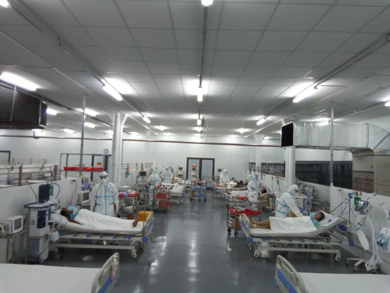 Nơi đây có hệ thống máy thở, oxy, robot lẫn các thiết bị khác đã lắp đặt hoàn chỉnh và chạy thử, đáp ứng tốt nhu cầu điều trị. Đặc biệt là robot do bác sĩ của bệnh viện trực tiếp nghiên cứu, sản xuất để đưa vào điều trị bệnh nhân COVID-19.