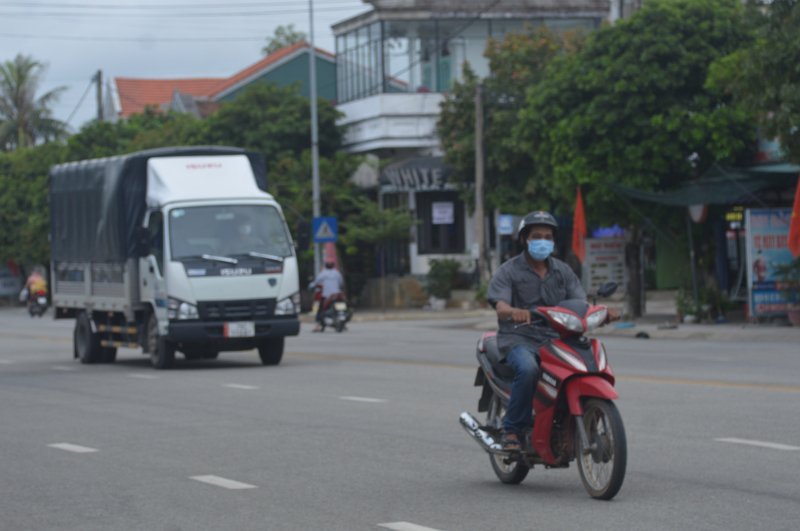 Đeo khẩu trang khi ra đường.