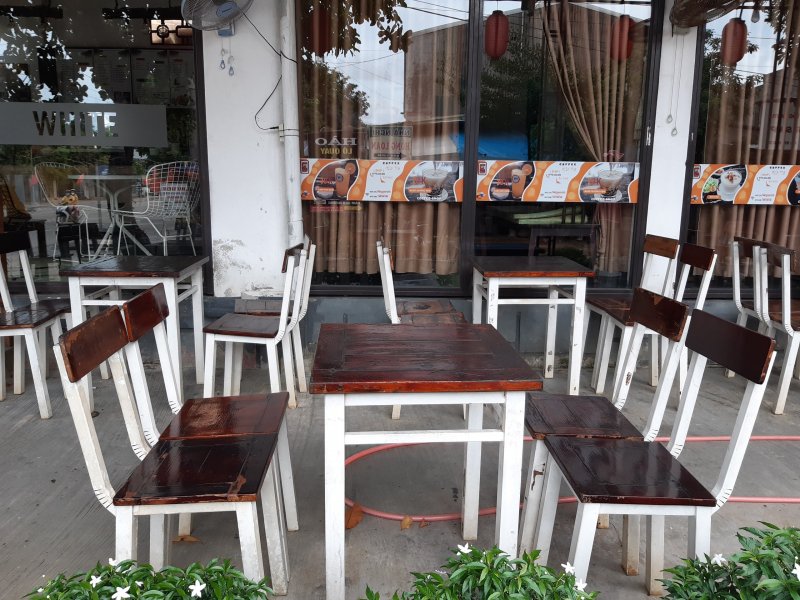 Các cơ sở kinh doanh dịch vụ ăn uống như nhà hàng, quán ăn, quán cafe... tạm dừng hoạt động, khuyến khích bán hàng online, mang về.