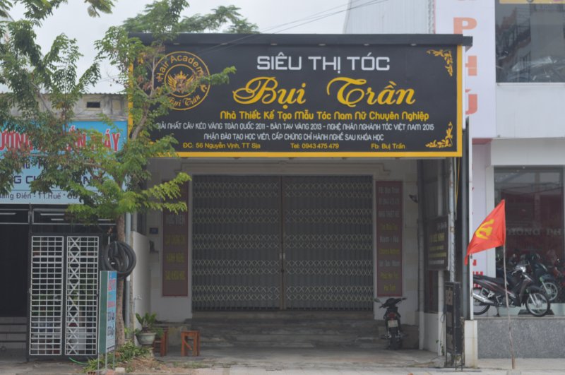 Một siêu thị tóc đã chủ động đóng cửa từ ngày hôm qua. “Trước tình hình dịch bệnh Covid-19 diễn biến phức tạp, tôi đã chủ động đóng cửa để phòng chống dịch, đảm bảo an toàn cho khách hàng cũng như mọi người”, chủ Siêu thị tóc Bụi Trần cho biết.